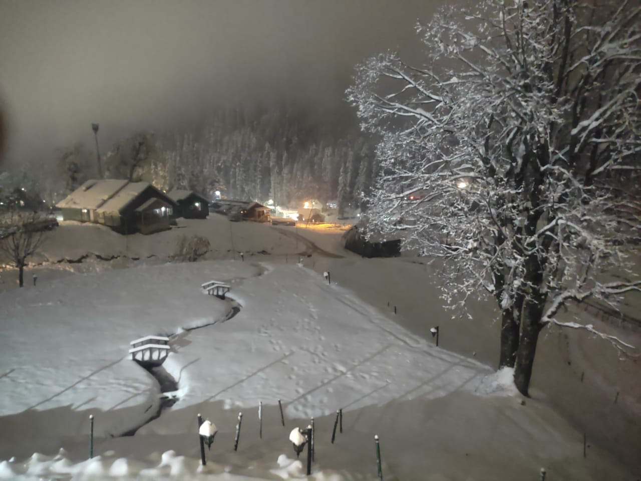 В Гульмарге выпал первый снег сезона 2023